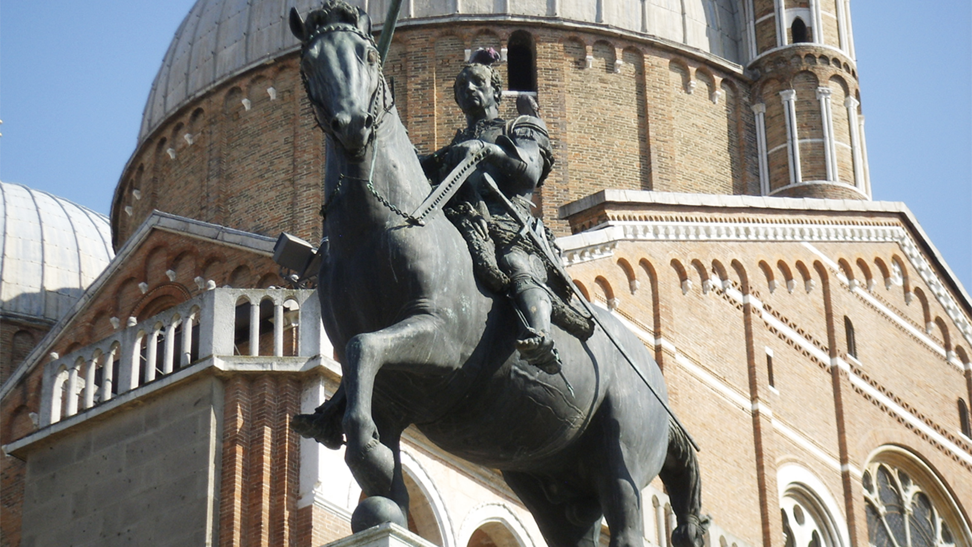 Statue of Gattamelata on a horse
