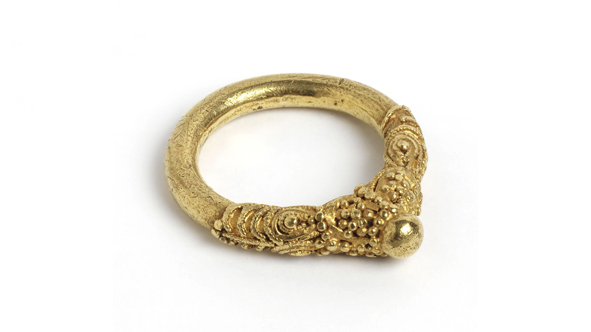 Gold ring decorated with filigree