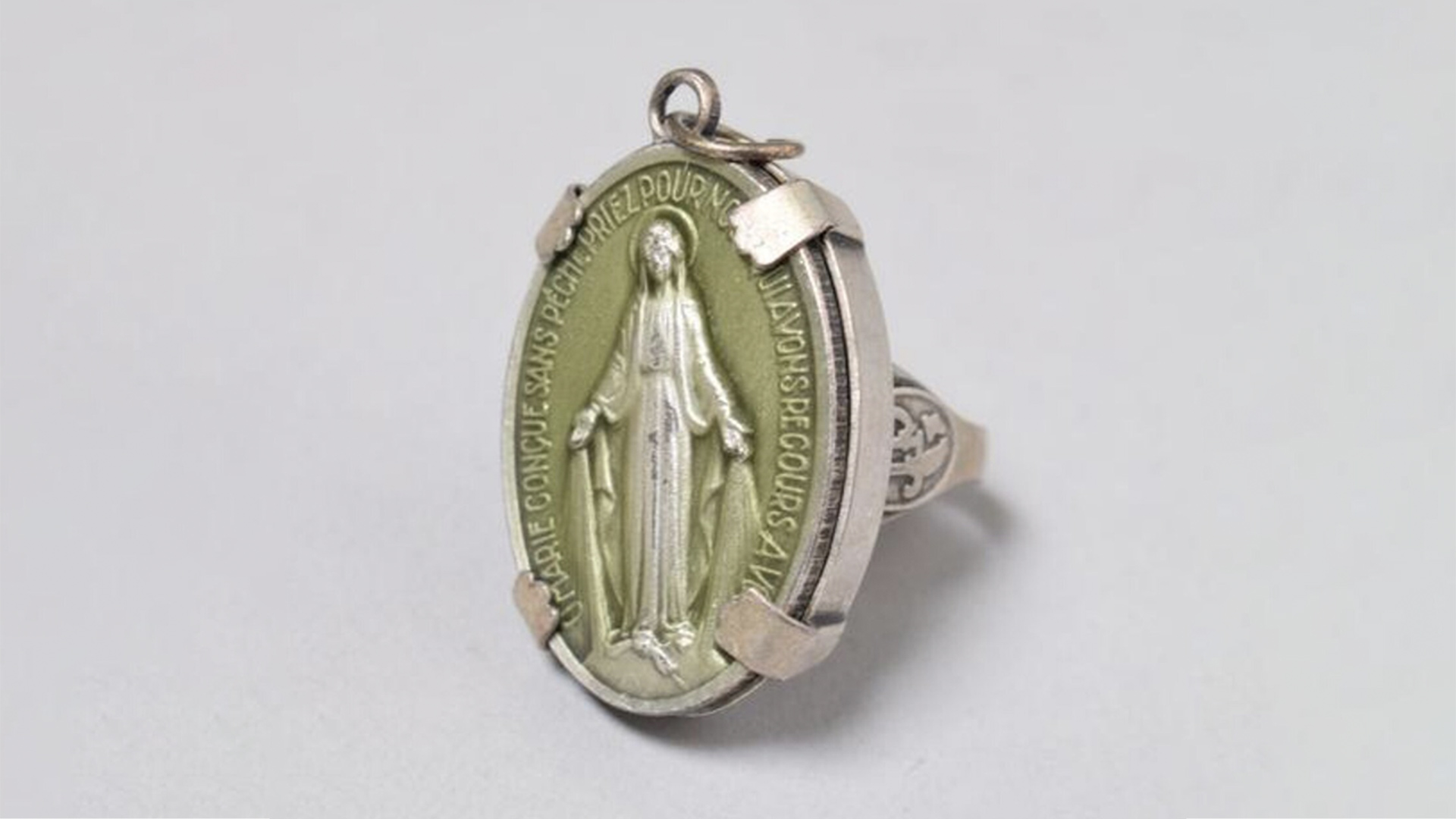 Ring showing the Virgin Mary