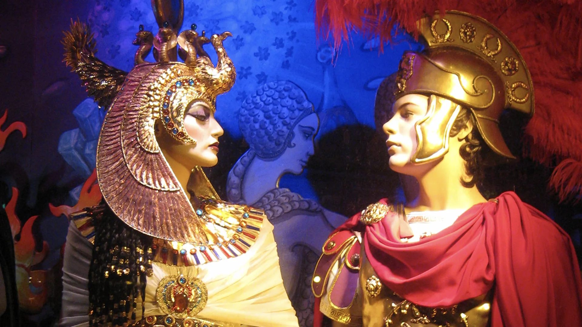 Mannequins dressed as Anthony and Cleopatra