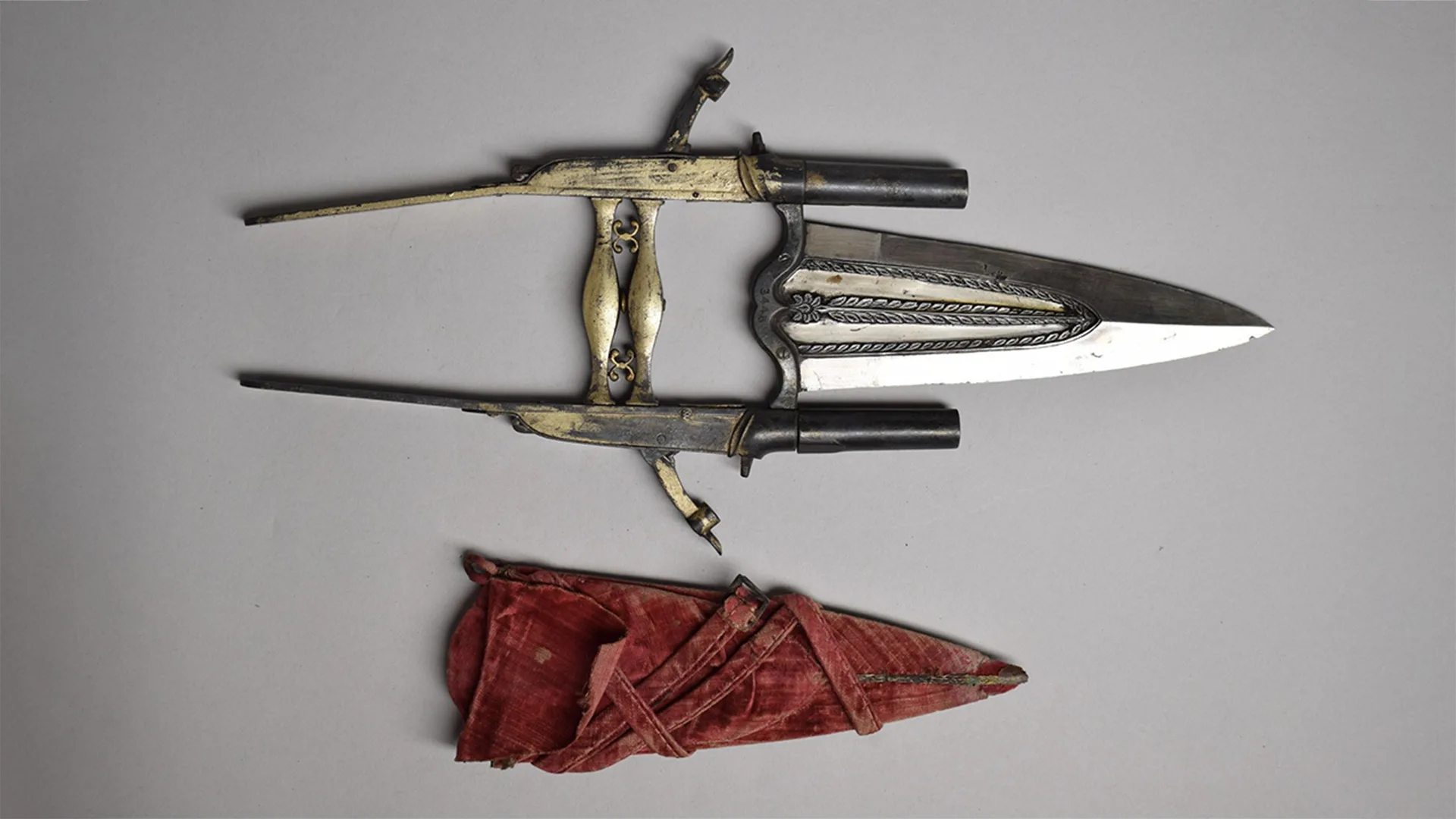 Combined dagger and pistol