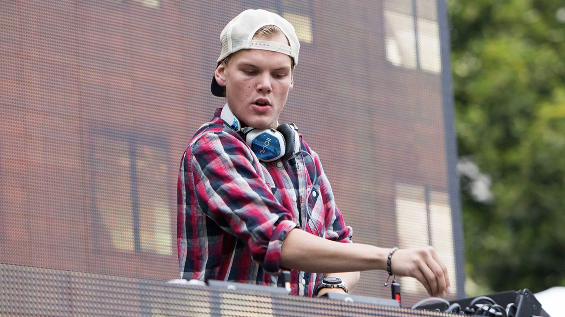 Avicii performing