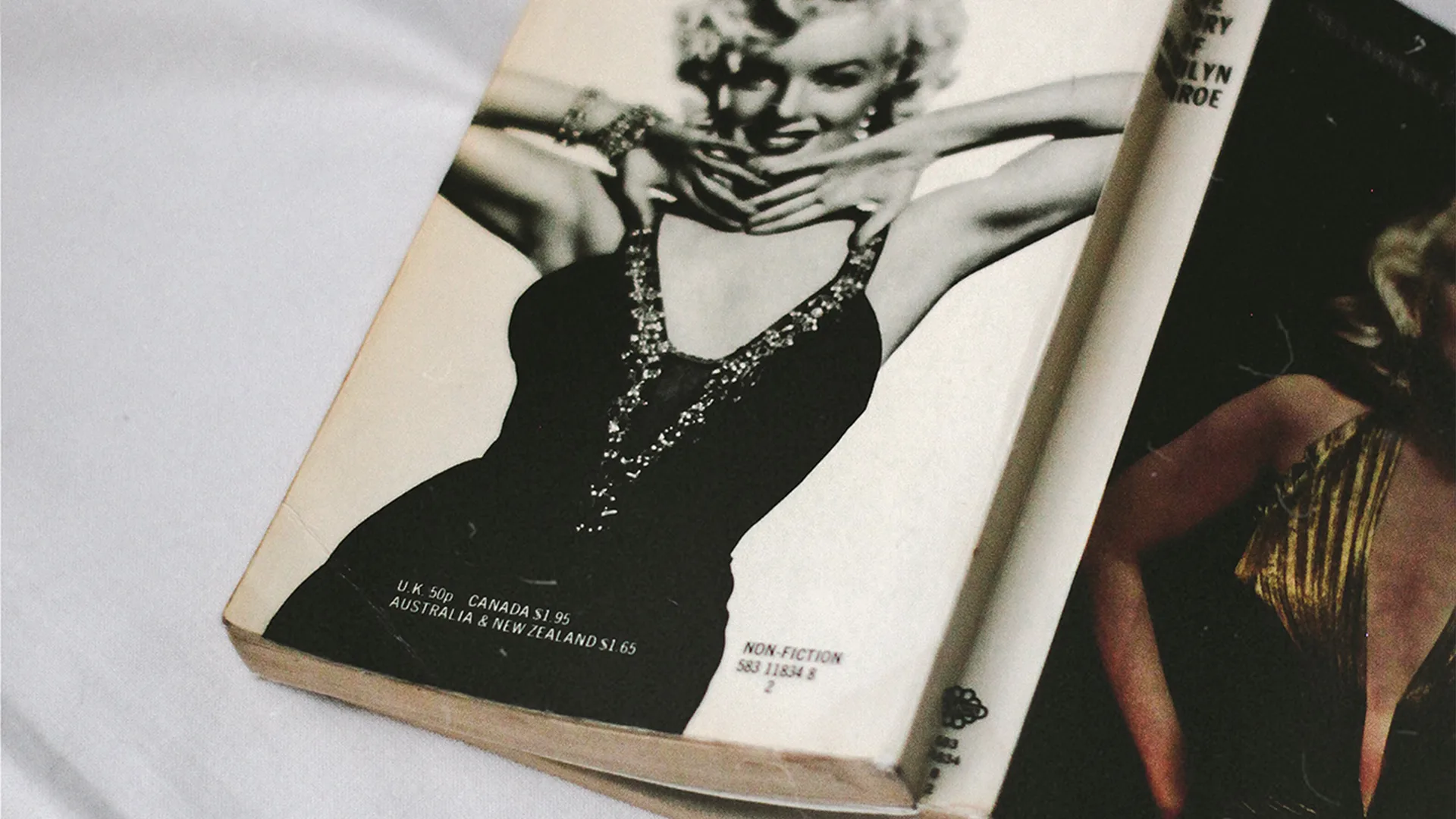 A book with Marylin Monroe on the cover