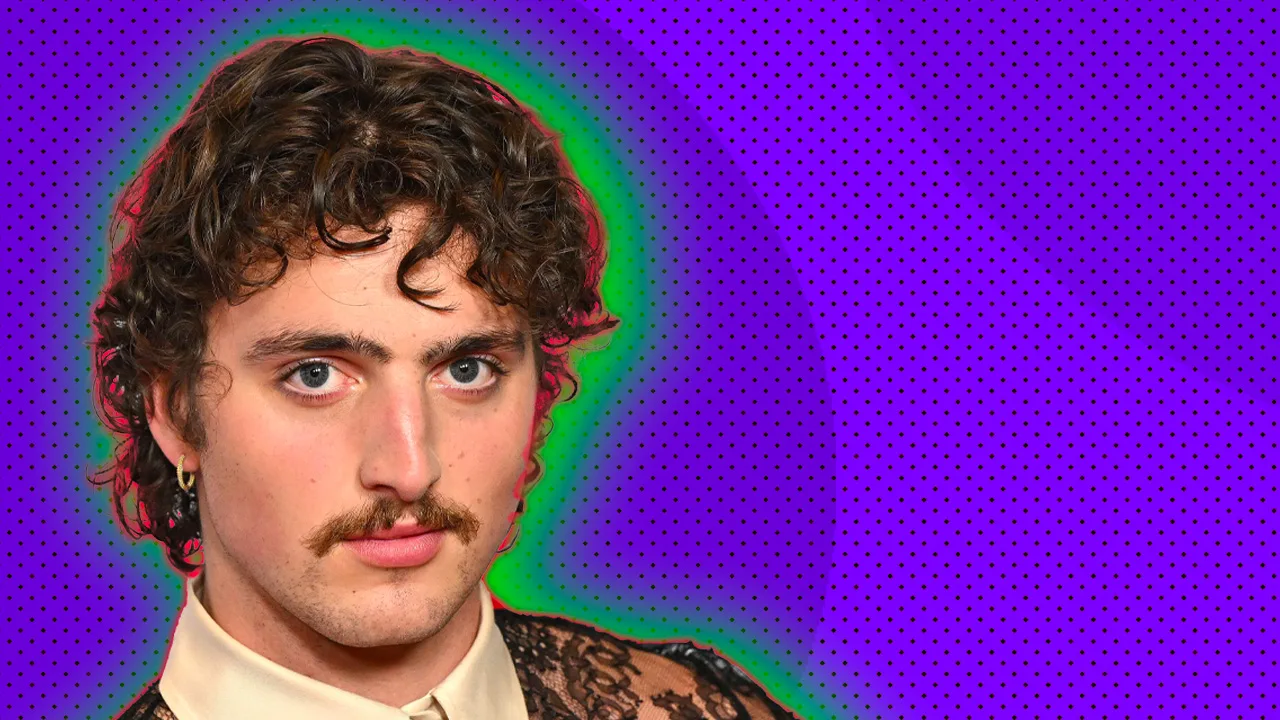 A photo of Benson Boone set against a purple dotted background with a green halo.