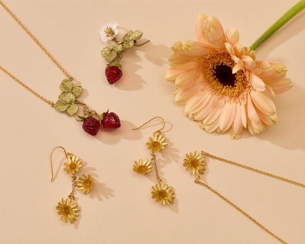 Necklaces and earrings in the form of strawberries with blossom, and daisy chains
