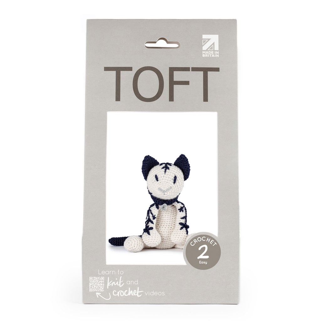 Cat figurine crochet kit